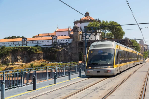 Porto modern metro tren