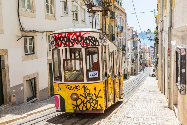 Funicular en el centro de Lisboa — Foto de Stock