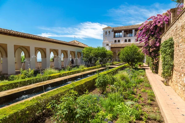 Çeşme ve Alhambra bahçelerinde