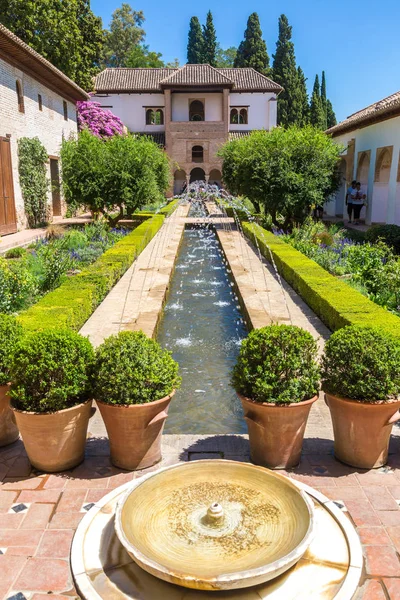 Fonte e jardins em Alhambra — Fotografia de Stock