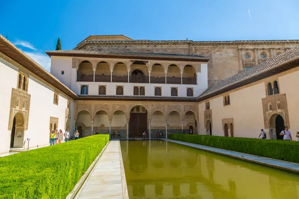 Granada'da Alhambra mersinden mahkeme — Stok fotoğraf