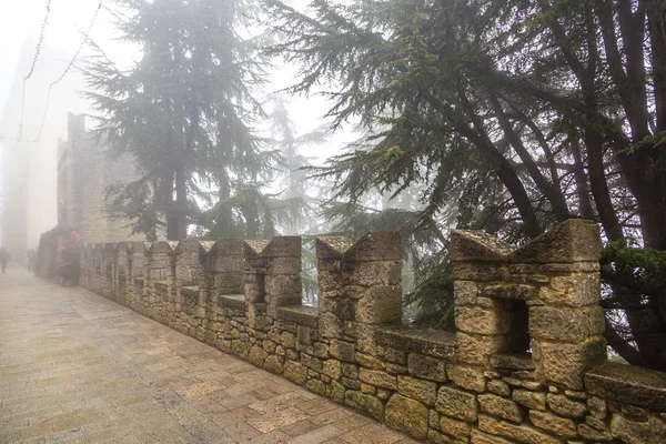 Calle estrecha en San Marino — Foto de Stock