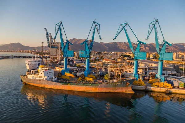 Крани вантажний порт в Палермо — стокове фото