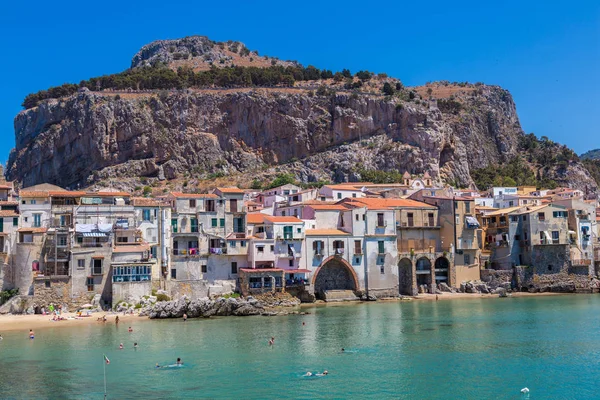 Homokos strand a Cefalu Szicíliában — Stock Fotó