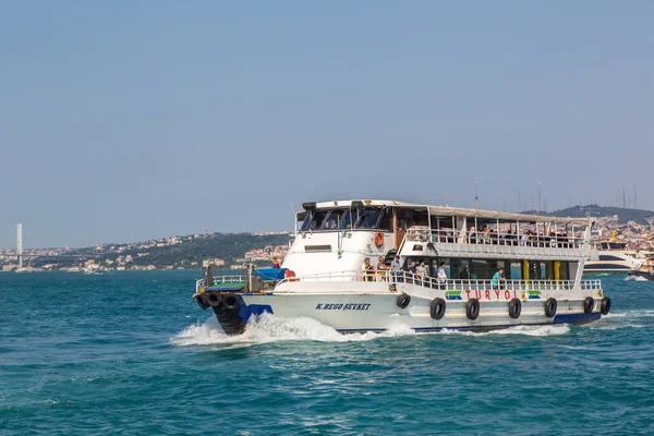 Passenger ship in Istanbul — Stock Photo, Image