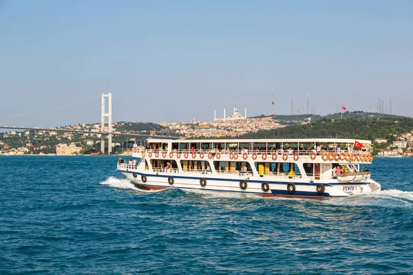 İstanbul 'da yolcu gemisi — Stok fotoğraf