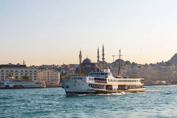 İstanbul 'da yolcu gemisi