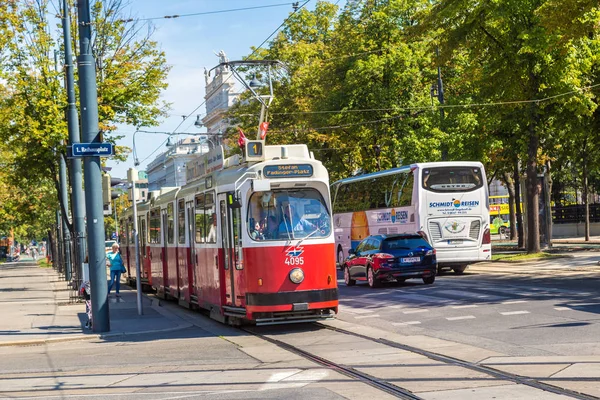 Электрический трамвай в Вене — стоковое фото