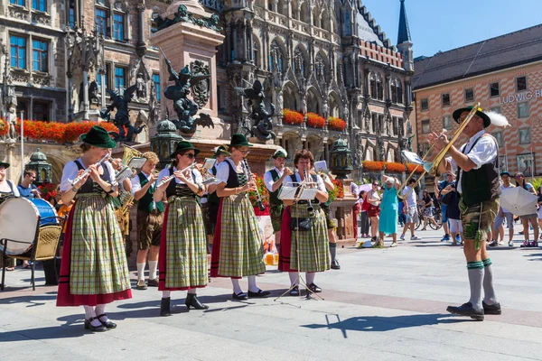 Müzik grubu geleneksel Bavyera giysileri