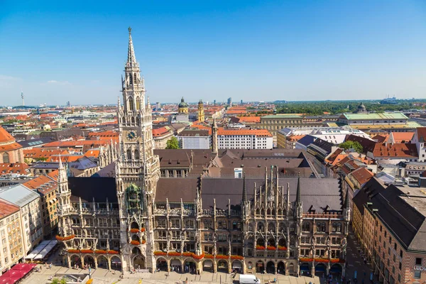 Münih'teki Marienplatz belediye binası — Stok fotoğraf