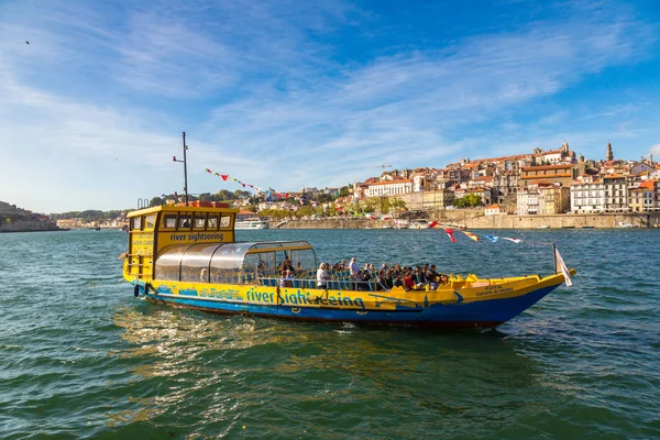 Turist tekne ve Porto Douro Nehri