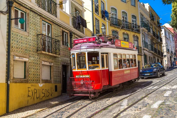 Винтажный трамвай в Лиссабоне — стоковое фото