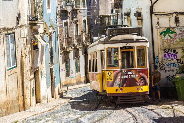 Винтажный трамвай в Лиссабоне
