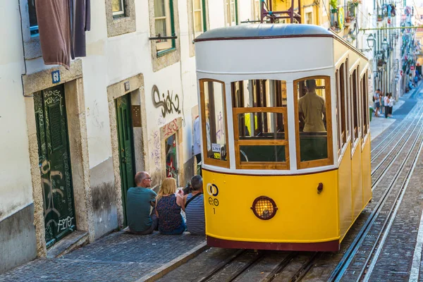 Funicolare nel centro della città di Lisbona — Foto Stock