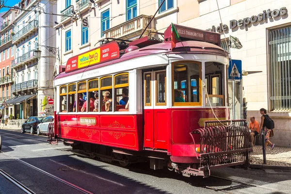 Odjeżdżają zabytkowe Tramwaje w Lizbonie — Zdjęcie stockowe