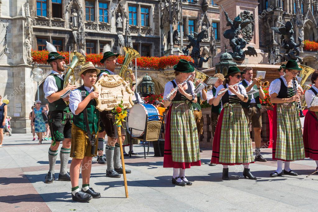 Groupe de musique  traditionnelle  bavaroise v tements 