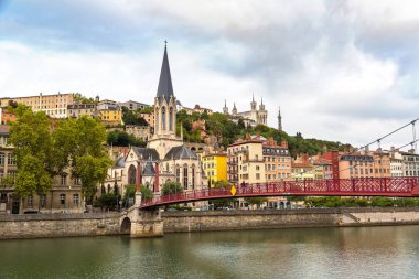 Lyon şehrinde yaya köprüsü