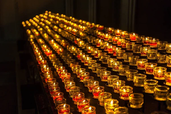Muchas velas encendidas en la iglesia — Foto de Stock