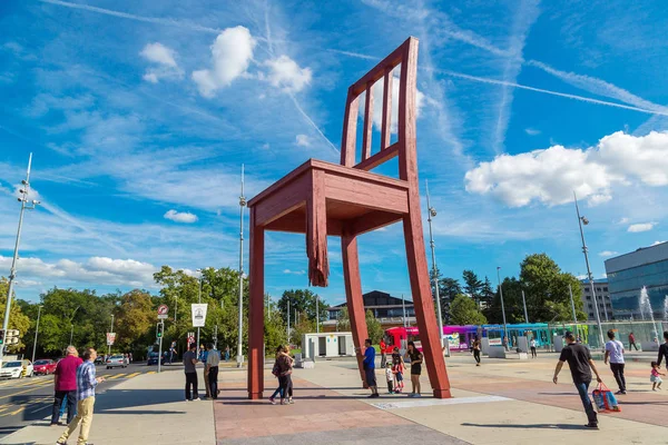 "Сломанное кресло "в Женеве — стоковое фото