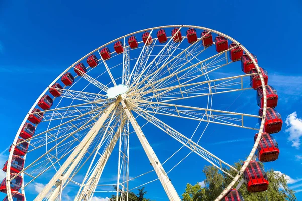 Riesenrad auf blauem Himmel Hintergrund — Stockfoto