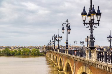 bordeaux şehrinde eski taşlı Köprüsü