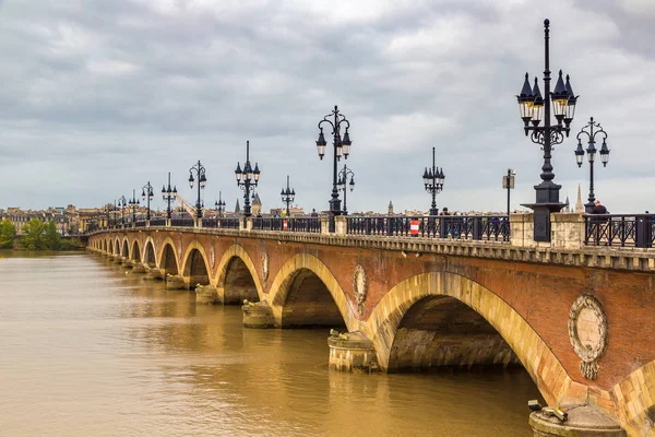 Vecchio ponte di pietra a Bordeaux — Foto Stock