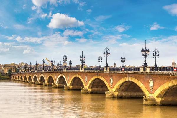 Старий кам'янисті міст у Бордо — стокове фото