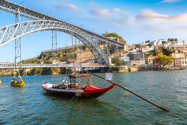 Barcos con barricas de vino en Oporto —  Fotos de Stock