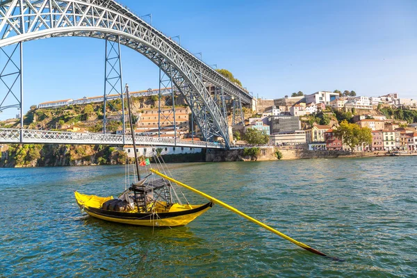 Човни з винних бочок в Порто — стокове фото