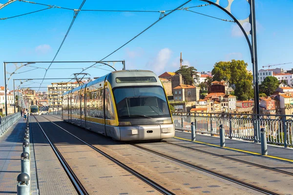 Moderna tunnelbana tåg i Porto — Stockfoto