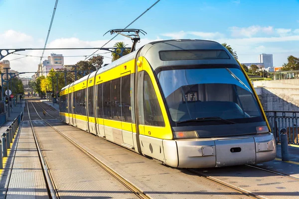 Tren de metro moderno en Oporto — Foto de Stock