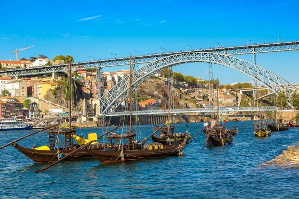 Barcos con barricas de vino en Oporto —  Fotos de Stock