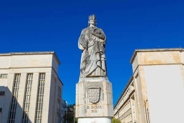 Статуя короля Денис в місті Coimbra — стокове фото