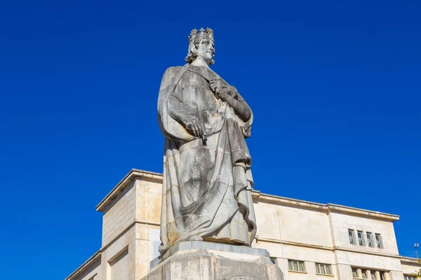 Coimbra Denis király-szobor — Stock Fotó