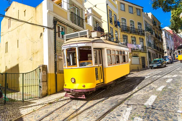 Historická tramvaj v Lisabonu — Stock fotografie