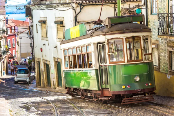 Tramvai de epocă în Lisabona — Fotografie, imagine de stoc