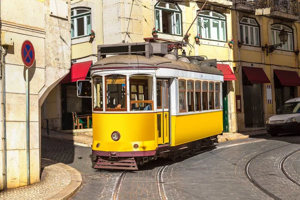 Винтажный трамвай в Лиссабоне — стоковое фото