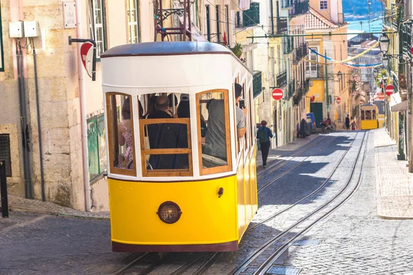 Funicolare nel centro della città di Lisbona — Foto Stock