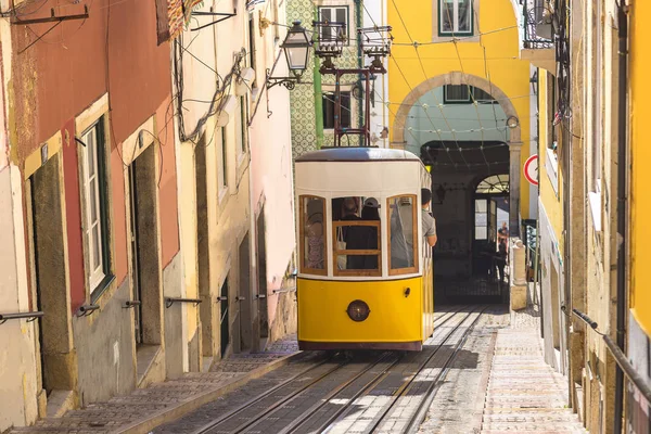 Funicolare nel centro della città di Lisbona — Foto Stock