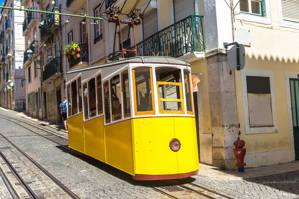 Funicolare nel centro della città di Lisbona — Foto Stock