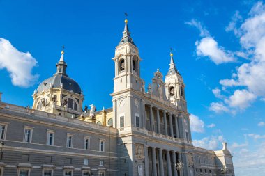 Madrid 'deki Almudena Katedrali