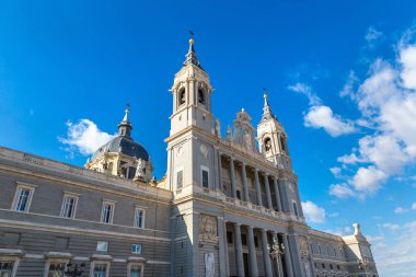 Madrid 'deki Almudena Katedrali