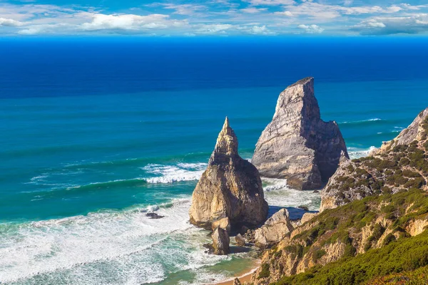 Atlantické pobřeží oceánu v Portugalsku — Stock fotografie