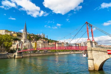 Lyon şehrinde yaya köprüsü