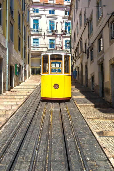 在里斯本的城市中心的索道缆车 — 图库照片