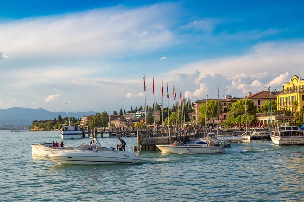 Sirmione città sul lago di Garda — Foto Stock