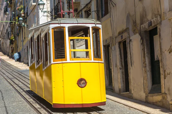 Funicolare nel centro della città di Lisbona — Foto Stock