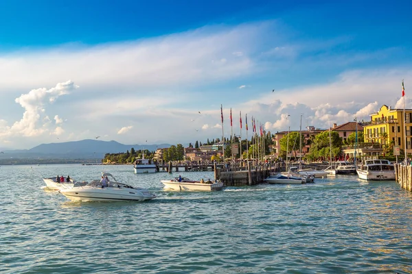 Sirmione città sul lago di Garda — Foto Stock
