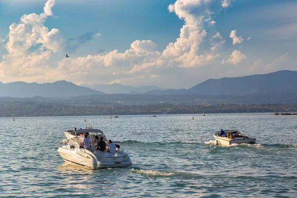 Stad van Sirmione aan het Gardameer — Stockfoto