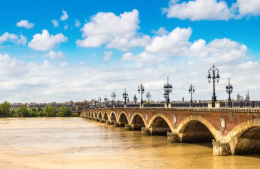 bordeaux şehrinde eski taşlı Köprüsü